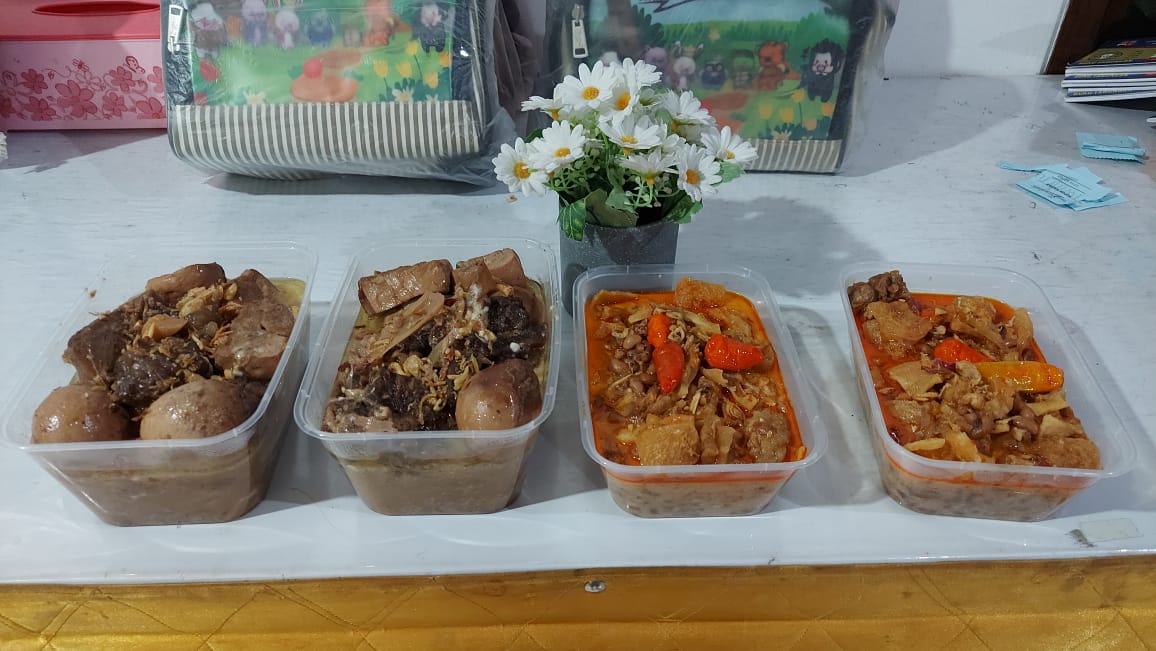 Rumah makan gudeg Dapur Dewi ini berlokasi Jalan Baladewa Raya No. 8, Perum Indraprasta, Kecamatan Bogor Utara, Kota Bogor.