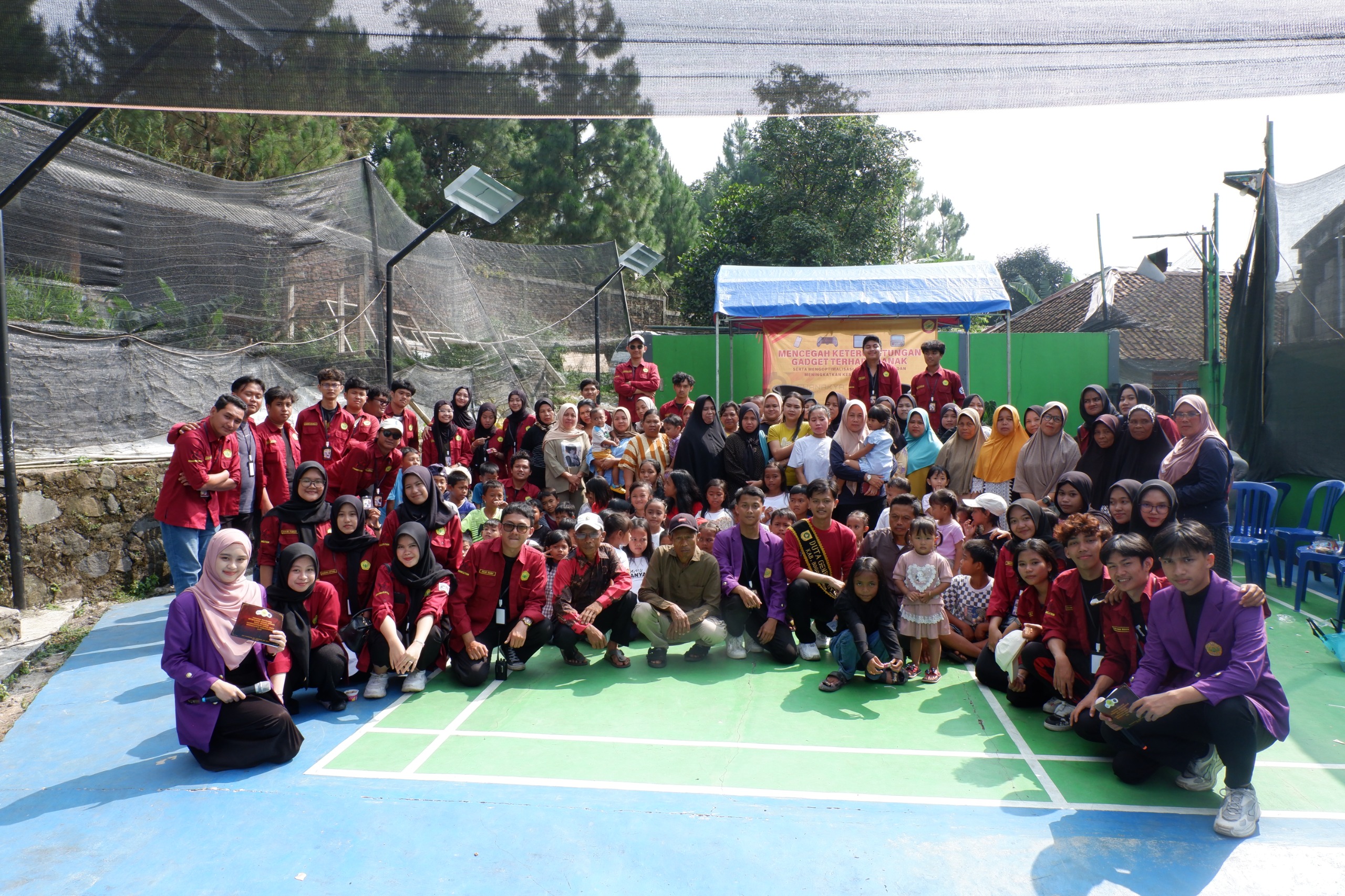 Mahasiswa Unpak menggelar penyuluhan di Desa Sukamantri, Kecamatan Tamamnsari, Kabupaten Bogor. (Foto: Unpak for Radar Bogor)