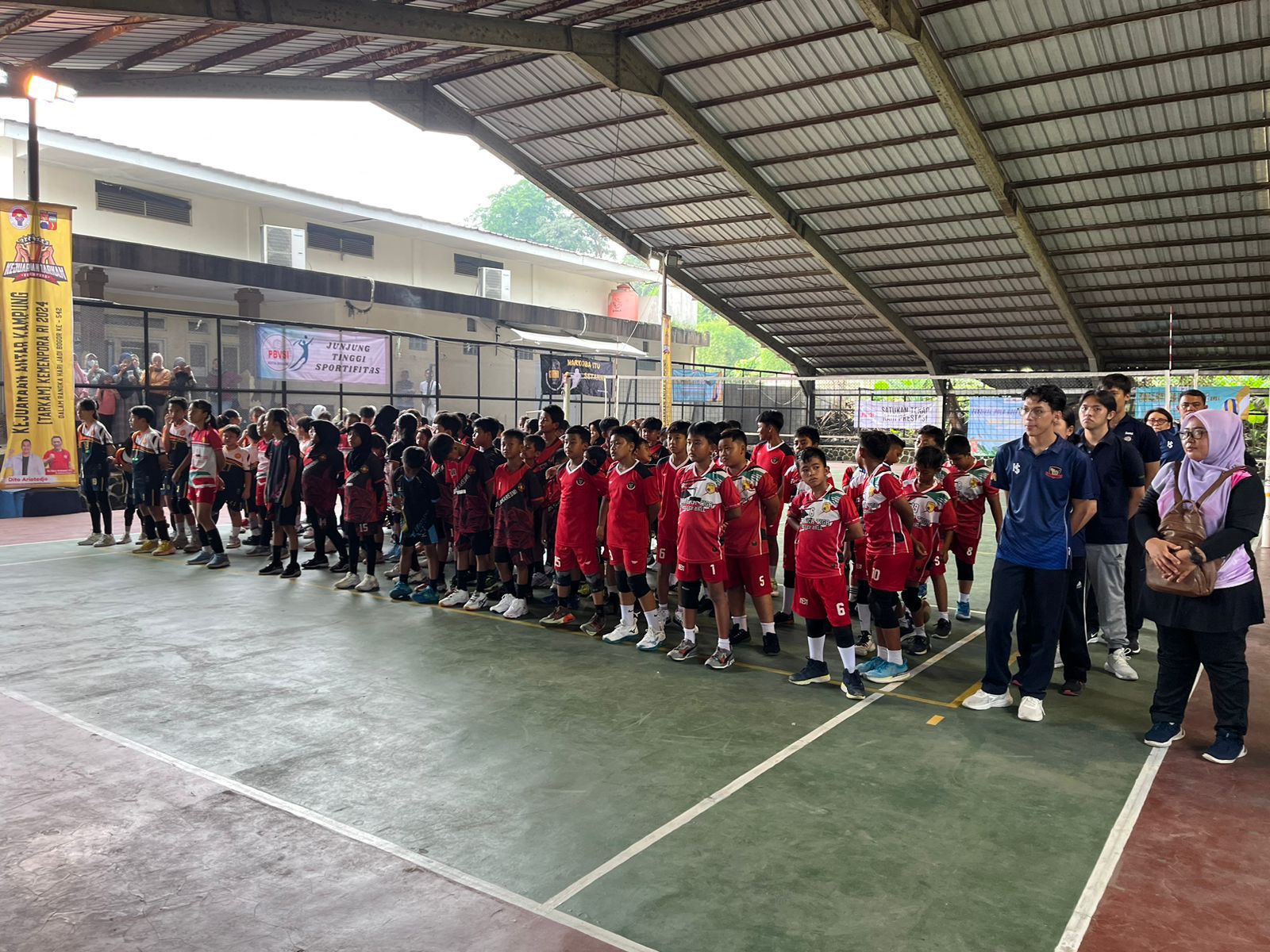 Para atlet voli junior Kota Bogor mengikuti turnamen. (Muhammad Rifki Fauzan/Radar Bogor)