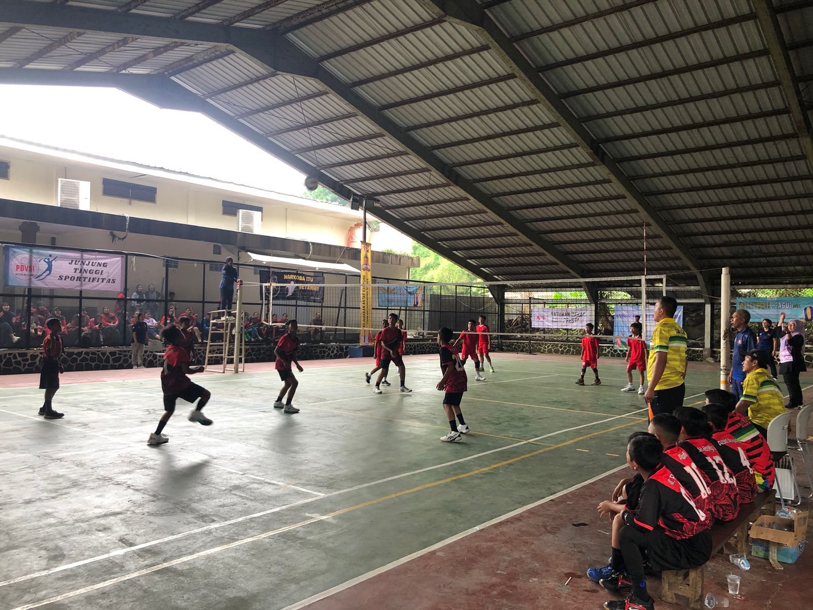 Pertandingan antara SDN Cibuluh 6 melawan SDN Sukaresmi di Festival Bola Voli Mini Indonesia Tingkat Kota Bogor. (Muhammad  Rifki Fauzan)