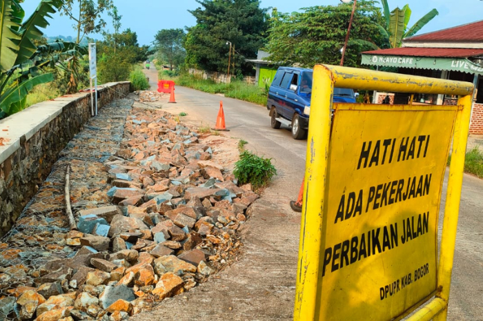 Salah satu ruas Jalan Bomang yang ambles.