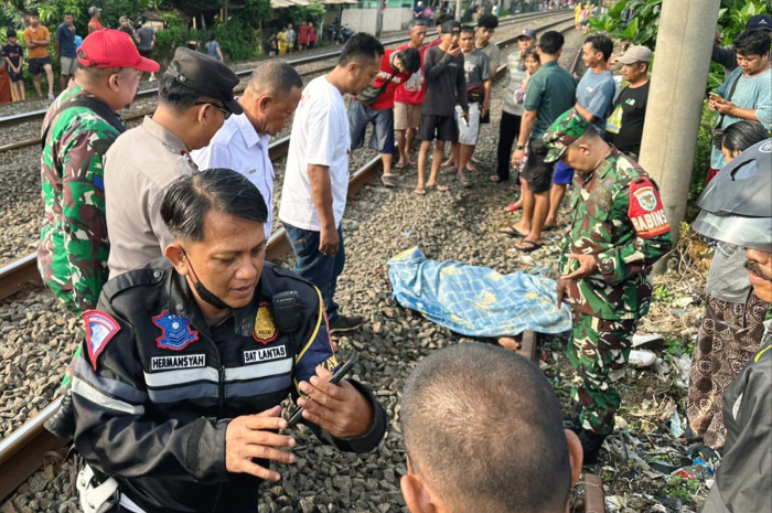 Proses evakuasi korban tertabrak kereta di Perlintasan Jalan Sholeh Iskandar pada Selasa (18/6/2024).