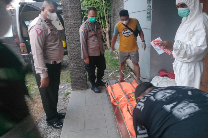 Proses evakuasi jasad lansia meninggal  dunia dalam kos-kosan di Kedungjaya, Tanah Sareal.