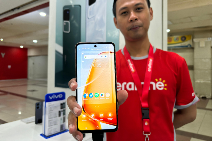 Salah satu SPG toko vivo di Mall BTM Bogor, menunjukkan vivo Y28..
