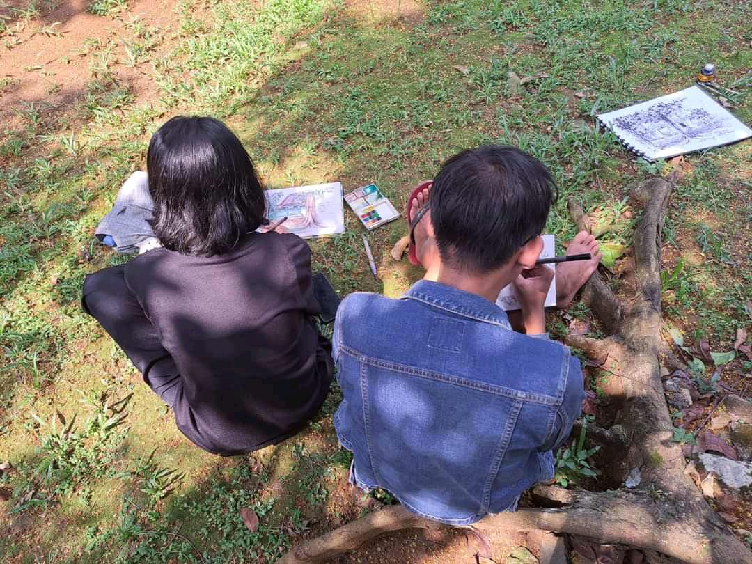 Bogor Sketcher tengah membuat sketsa tempat bersejarah di Bogor.