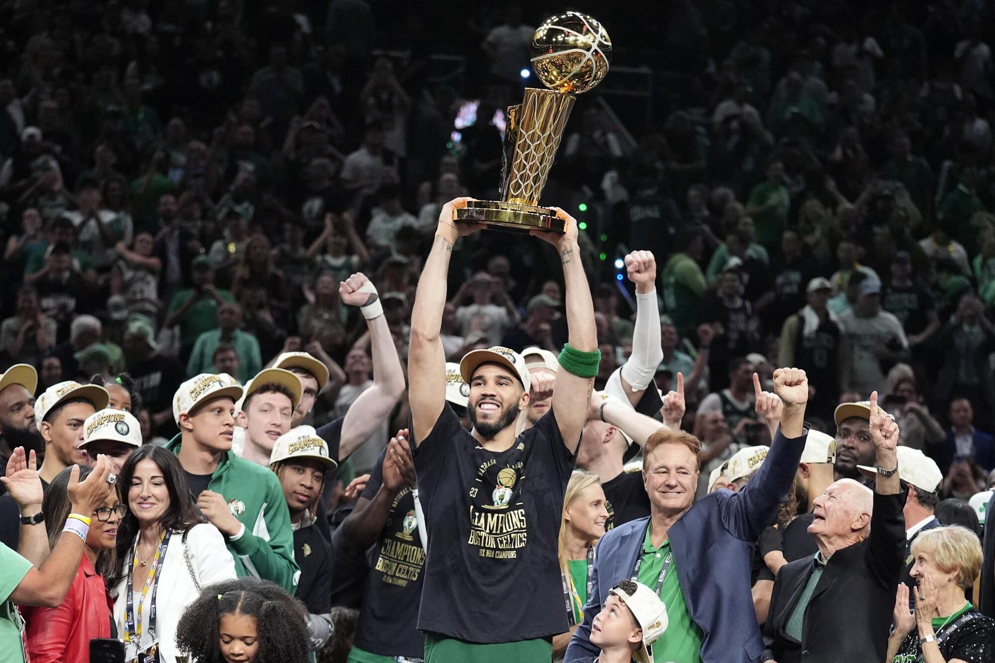 Selebrasi para pemain Boston Celtics usai raih gelar juara NBA musim 2023/2024. (Los Angeles Times)