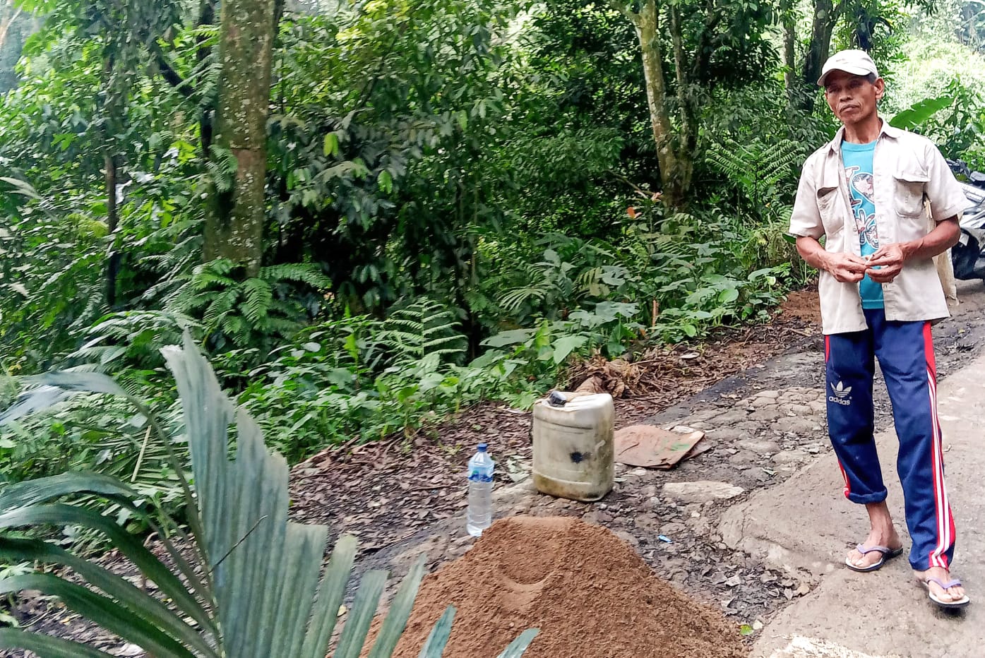 Lansia di Bogor Ini Rela Perbaiki Jalan Rusak di Leuwiliang, Ngarep Perhatian Pemerintah