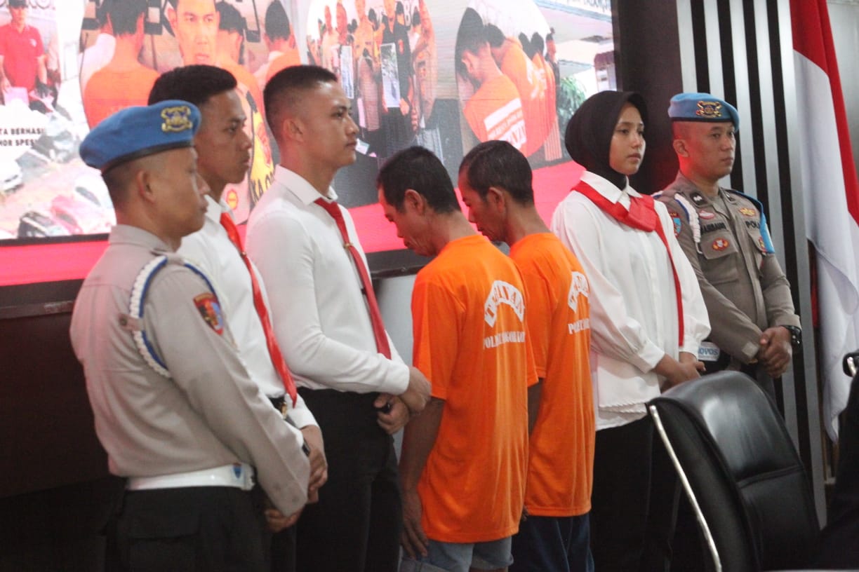 Dua orang Terduga pelaku pencabulan anak dibawah umur diperlihatkan kepada media saat press rillis di mako Polresta Bogor Kota Jawa Barat, Rabu (18/6/2024).