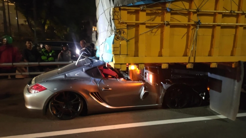 Kondisi mobil sport Porsche yang menambar truk di ruas Tol Dalam Kota, Kuningan, Jakarta.