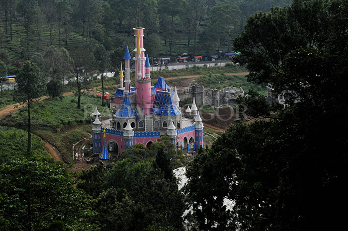 Pembangunan tempat wisata di kawasan Puncak, Cisarua, Kabupaten Bogor. foto :