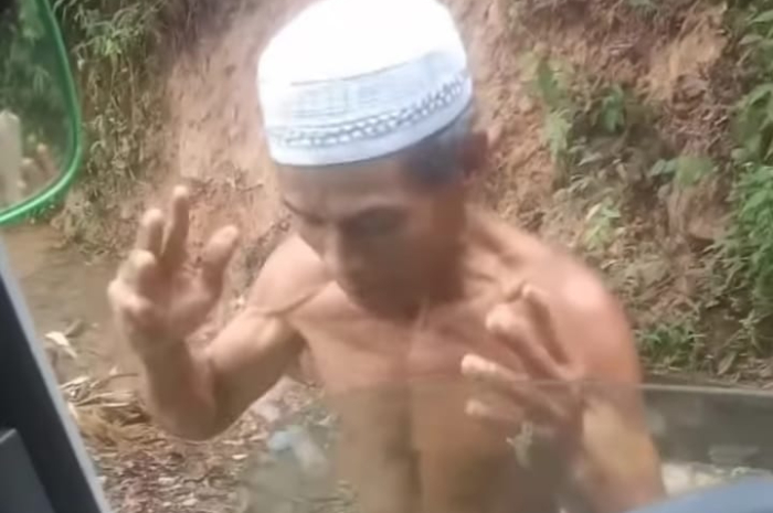 Tedi, seorang pria yang tengah viral di media sosial lantaran "ceramahnya" tehadap sopir truk yang melintas di jalan rusak Leuwiliang Bogor.