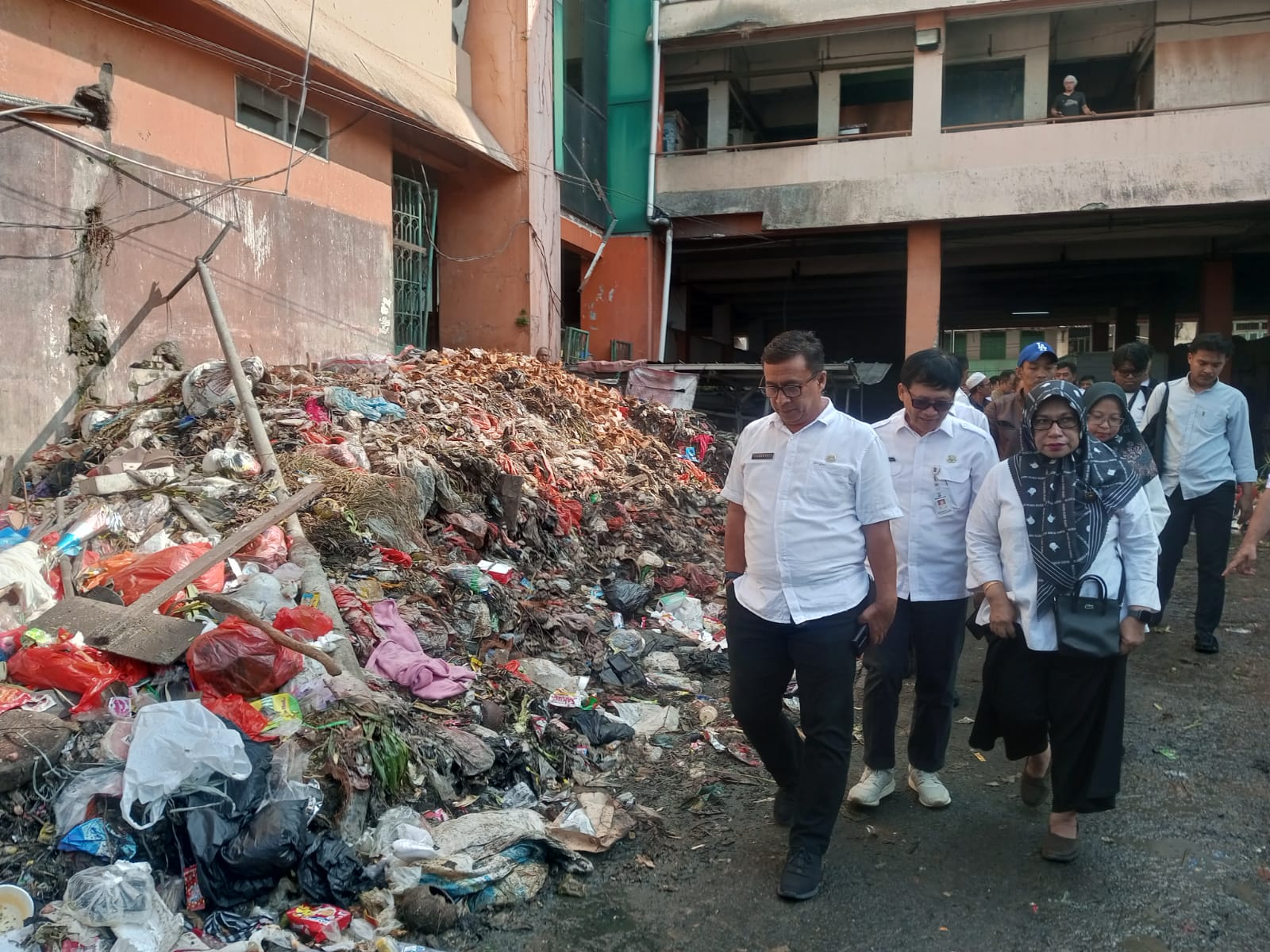Sekda Kota Bogor Syarifah Sofiah saat meninjau lokasi TPS Pasar Bogor yang terjadi penumpukan sampah.