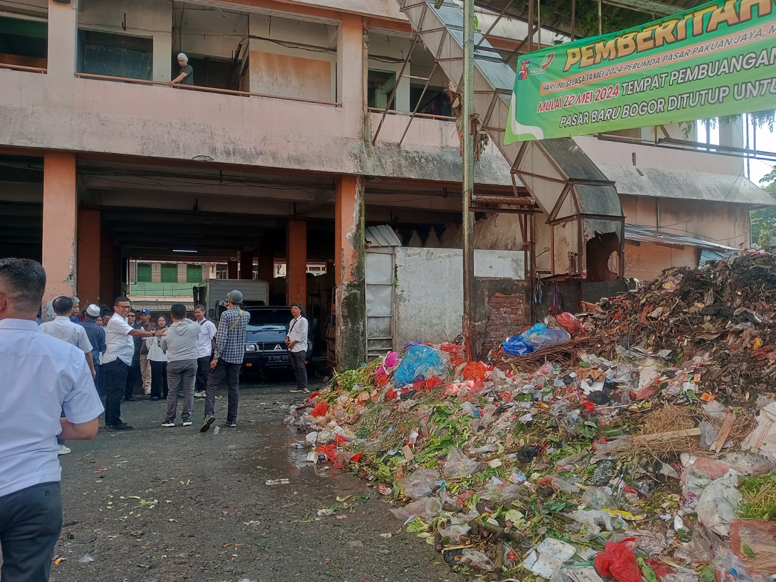 Lokasi TPS Pasar Bogor yang terjadi penumpukan sampah.
