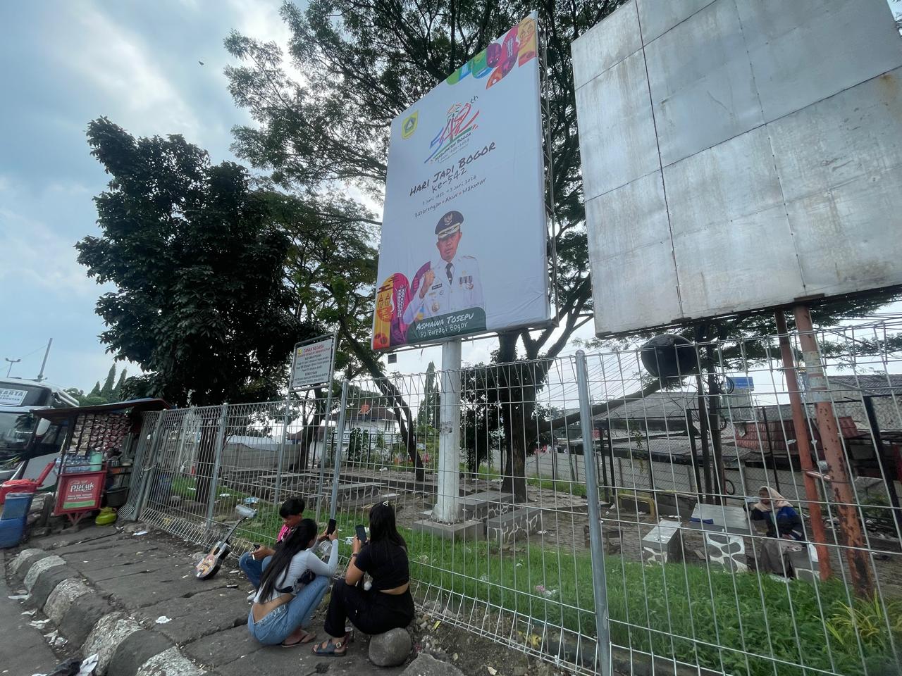 Taman Simpang Ciawi terkesan kumuh dengan banyaknya sampah. Taman yang dibangun menggunakan APBD Kabupaten Bogor tahun 2023 ini tampak dikunci dengan rantai dan gembok.