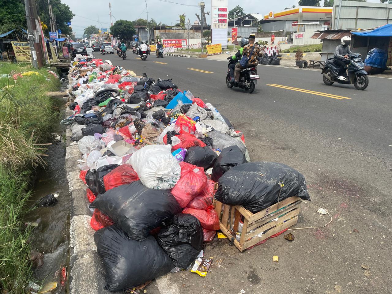 Tumpukan sampah terlihat di daerah Ciawi, Kabupaten Bogor, pasca libur panjang.