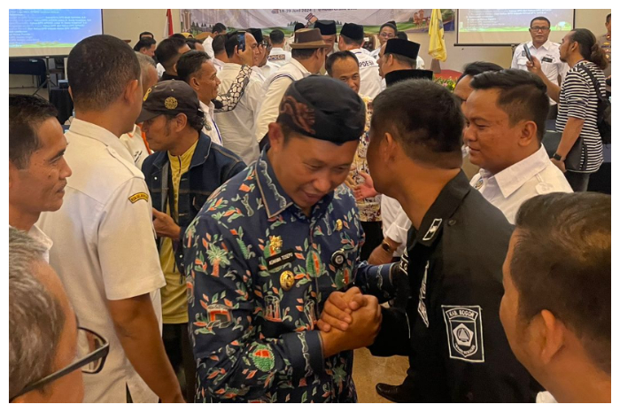 Pj. Bupati Bogor, Asmawa Tosepu usai melantik pengurus DPC APDESI Kabupaten Bogor periode 2024 - 2029 di Hotel Grand Ussu, Cisarua pada Kamis (20/6/2024).