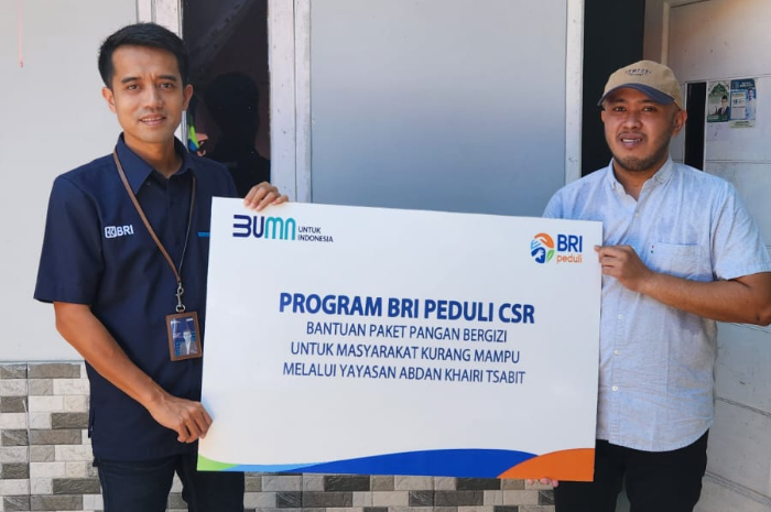 Pinca BRI Cibubur serahkan secara simbolis bantuan pangan bergizi ke perwakilan yayasan.