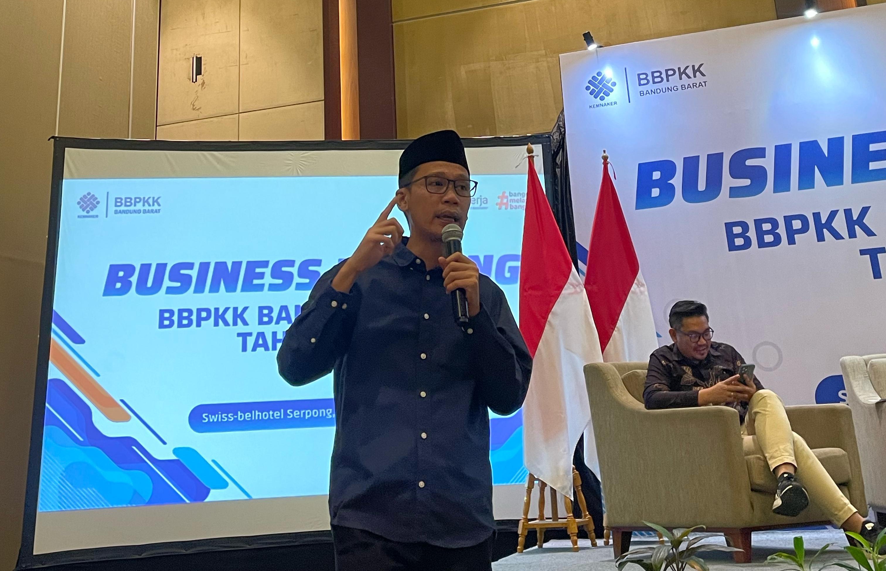 Ade Wardhana memberikan materi dalam Business Meeting 2024 di Serpong, Kamis (20/6).
