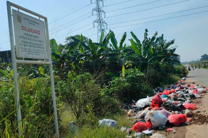 Sudah ada plang larangan, tumpukan sampah liar masih menumpuk di Jalan Raya Bomang