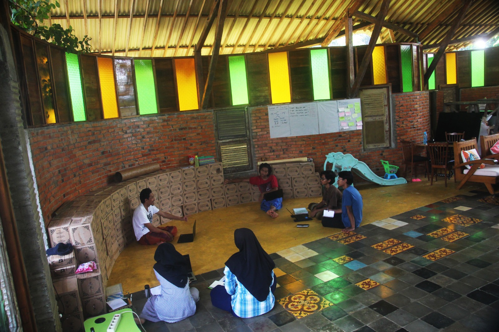 Sejumlah santri mengikuti kegiatan sekolah ekologi  di pesantren Misykat Al -Anwar dikampung carangpulang desa Cikarawang, Dramaga Bogor,  Kamis (20/6-20245).