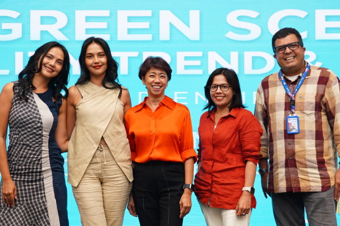 Aktivis lingkungan yang juga model dan founder Sustainbabes, Valerie dan Veronika, Direktur & Chief Enterprise Business Officer and Corporate Affairs Officer XL Axiata, Yessie D. Yosetya.