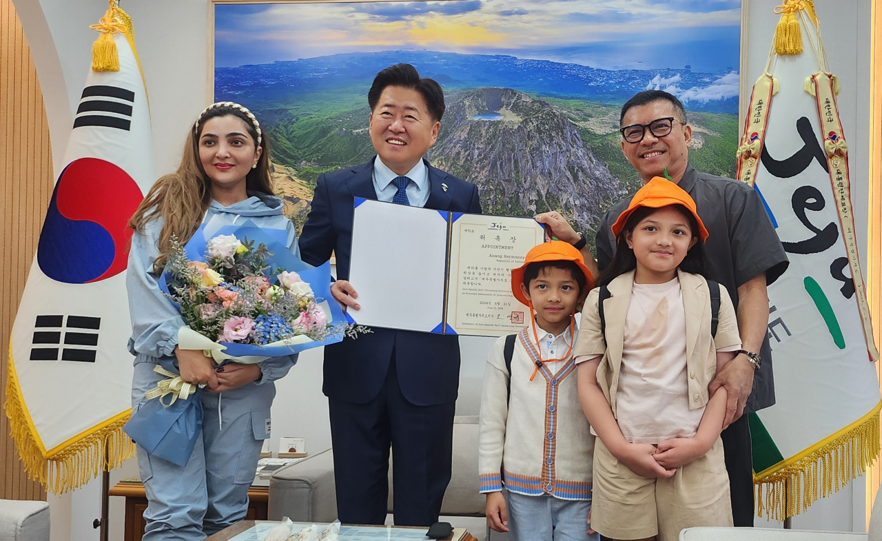 Pemerintah Provinsi Jeju, Korea Selatan, menunjuk penyanyi Indonesia, Anang Hermansyah sebagai duta promosi pulau Jeju.