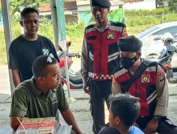 Petugas saat mengamankan bocah 9 tahun diduga korban penculikan anak saat diturunkan pelaku di Jalan Bomang.