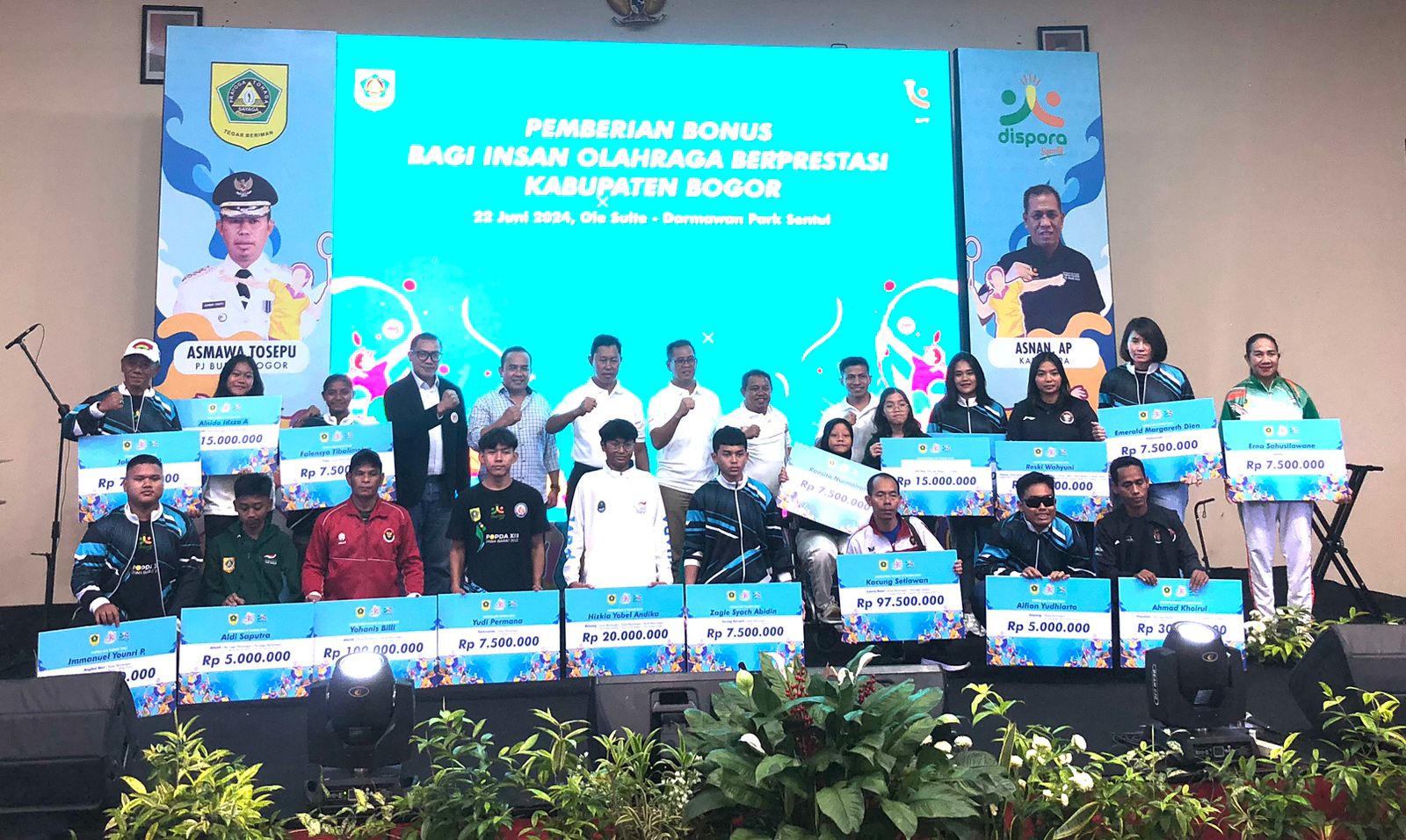 Pemkab Bogor berikan bonus pendanaan kepada insan olahraga berprestasi di Kabupaten Bogor, Sabtu (22/6/2024).