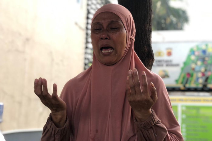 Kokom Komariah warga asal Cibungbulang Kabupaten Bogor menangis saat menceritakan kronologi anaknya.