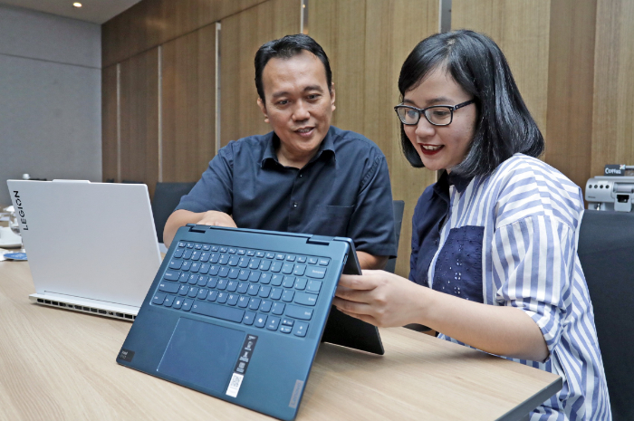 PERMINTAAN TUMBUH: Agnasta Parwanto (kanan) dan Pre Sales Development Lenovo Indonesia Catur Nugroho melihat laptop yang didukung prosesor NPU untuk penggunaan AI di Surabaya, Jumat (21/6).