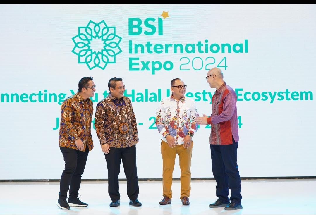 Penandatangan kerjasama dilakukan Direktur Sales and Distribution BSI Anton Sukarna (dua dari kiri), Direktur Sales PT Telekomunikasi Selular Adiwinahyu Basuki Sigit.