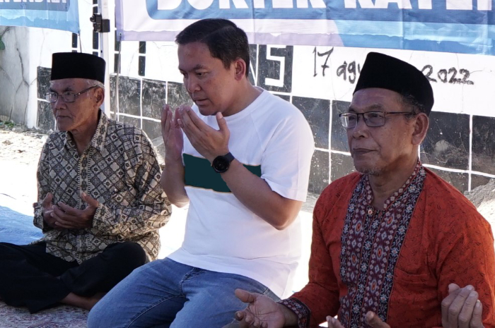 KOMPAK : Dokter Rayendra (tengah) berdoa bersama warga di Kampung Situ Pete, Kelurahan Sukadamai, Tanahsareal, Kota Bogor, Minggu (23/6/2024).