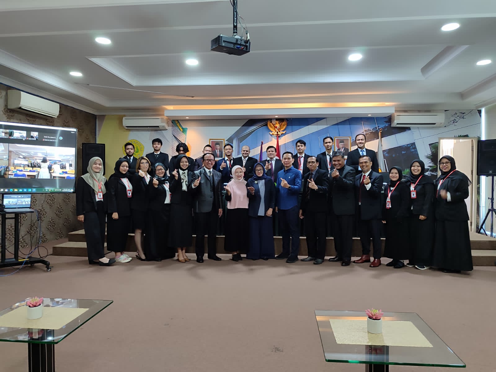 Para peserta, pemateri PKPA,  perwakilan Sekolah Pascasarjana Universitas Pakuan dan DPC Peradi Kota Bogor foto bersama. (IST)