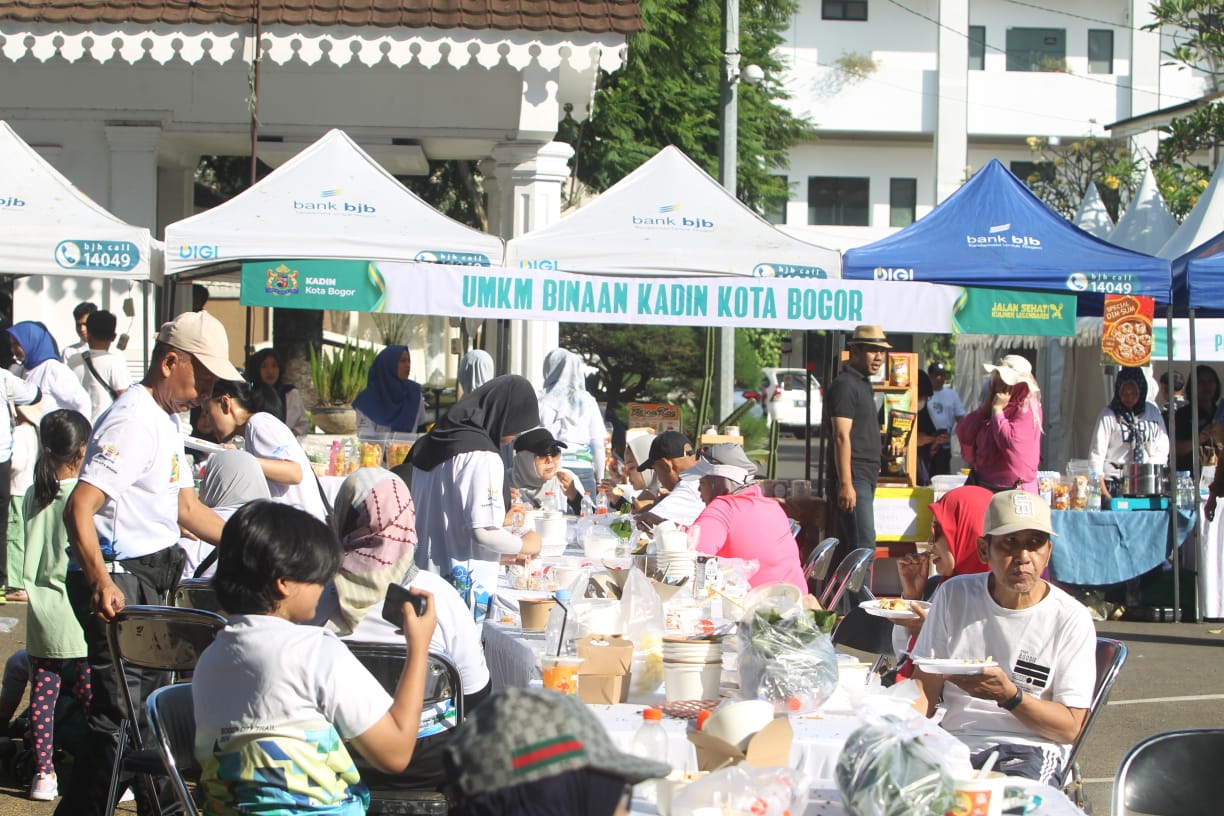 Sejumlah pengunjung menikmati kuliner legendaris diacara Festival Kuliner dan Jajanan Legendaris yang diselenggarakan KADIN Kota Bogor, Minggu (23/6/2024).