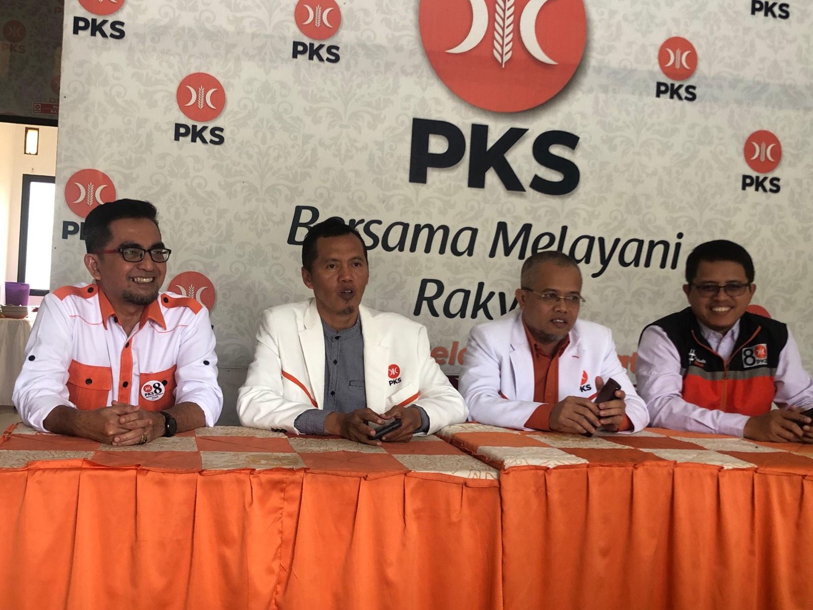 Pengurus Partai Keadilan Sejahtera (PKS) Kabupaten Bogor saat jumpa Pers di DPD PKS Jalan Raya Tegar Beriman, Cibinong, Minggu (23/6/2024).