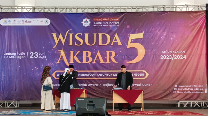 Ratusan santri mengikuti kegiatan Wisuda Tahfidz yang dilakukan Pesantren Tahfidz Daarul Huffadz Indonesia.