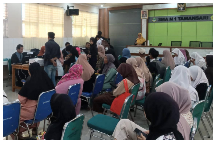 Pendaftaran ulang peserta didik yang telah dinyatakan lolos PPDB tahap 1 tahun 2024-2025 di SMAN 1 Tamansari.