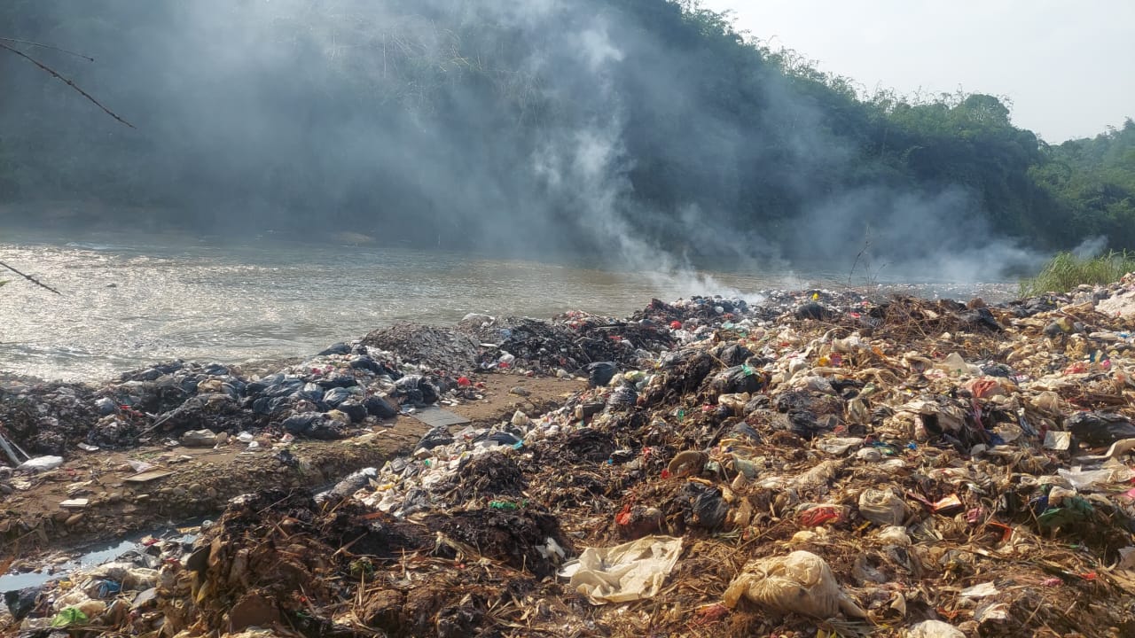 Salah satu lokasi pembuangan sampah dari Tangerang yang dibuang di sebuah lahan dekat bantaran Sungai Cisadane, Kecamatan Rancabungur.