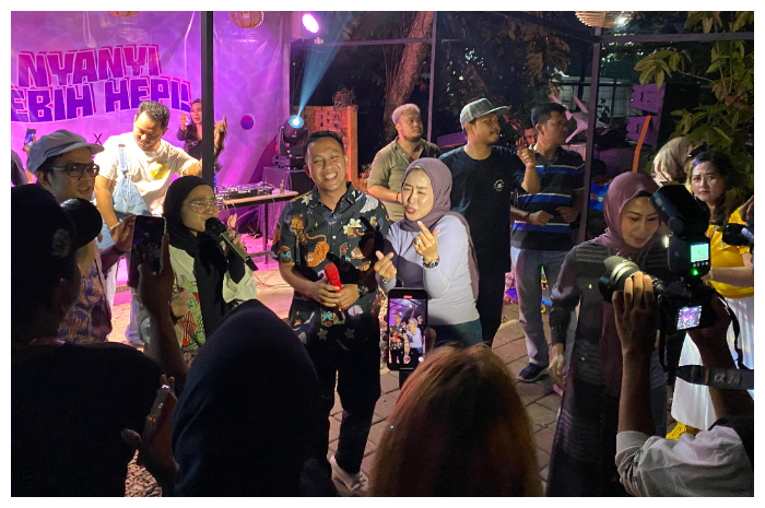 Bakal Calon Walikota Bogor, Sendi Fardiansyah saat karaoke Bersama anak-anak muda di Kafe Sequoia Kota Bogor, Minggu (23/6/2024).