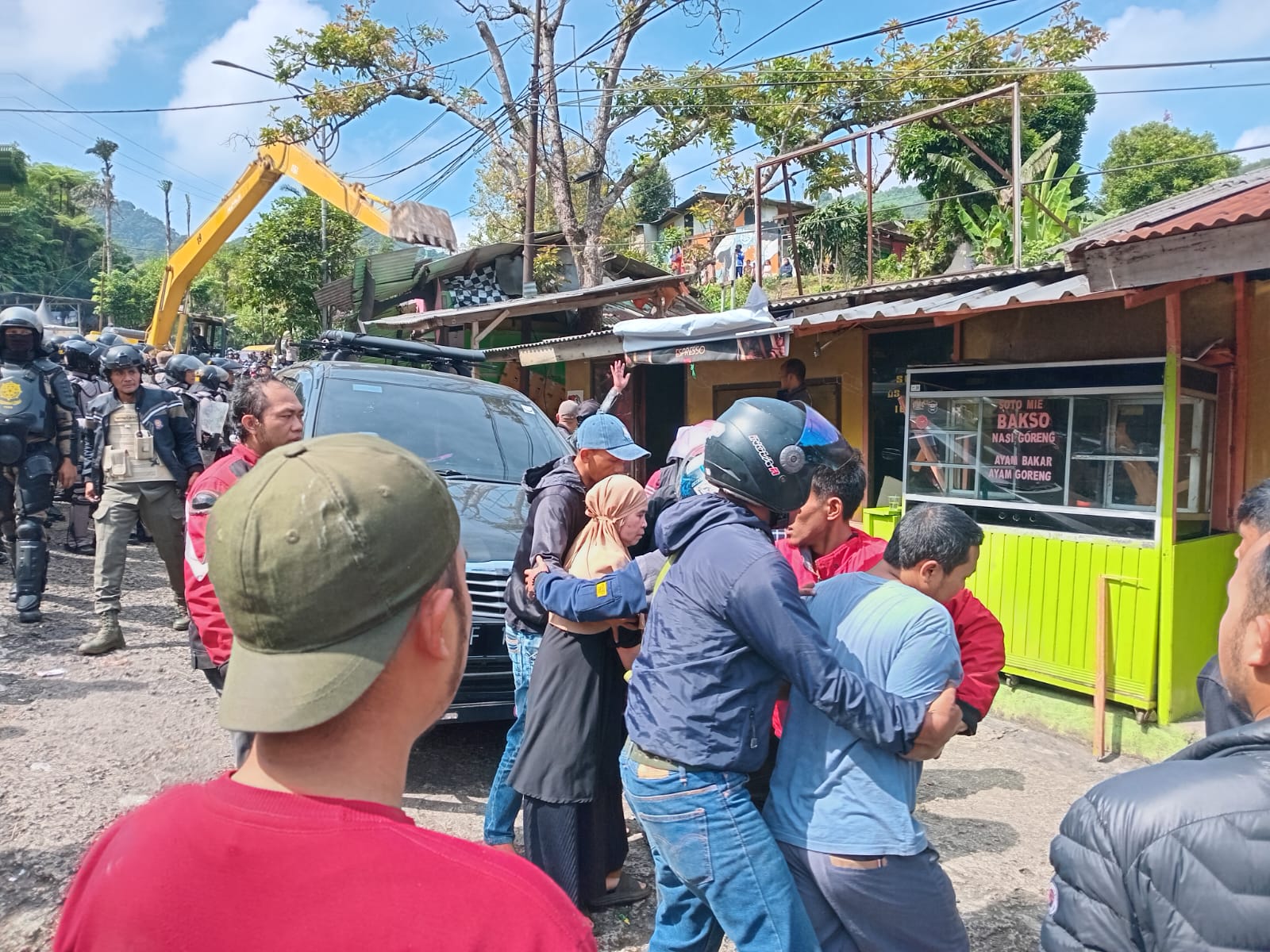 Suasana penertiban lapak PKL di Jalan Raya Puncak, Cisarua, Kabupaten Bogor Senin (24/6/2024).