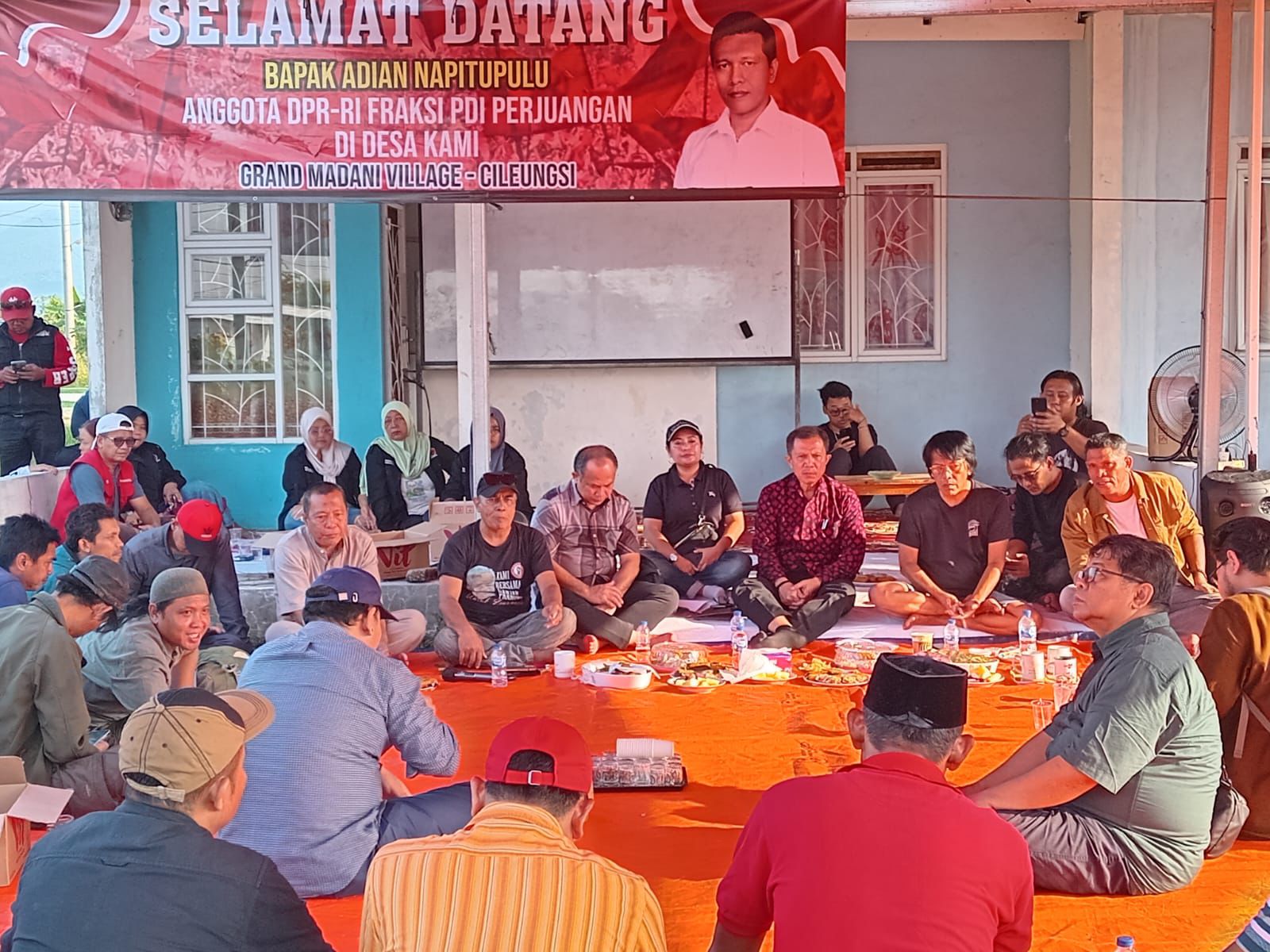 Perwakilan warga perumahan di Desa Cikahuripan, Klapanunggal Bogor  saat mengadukan nasib rumahnya ke anggota DPR RI Adian Yunus Yusak Napitupulu, Senin (24/6/2024).