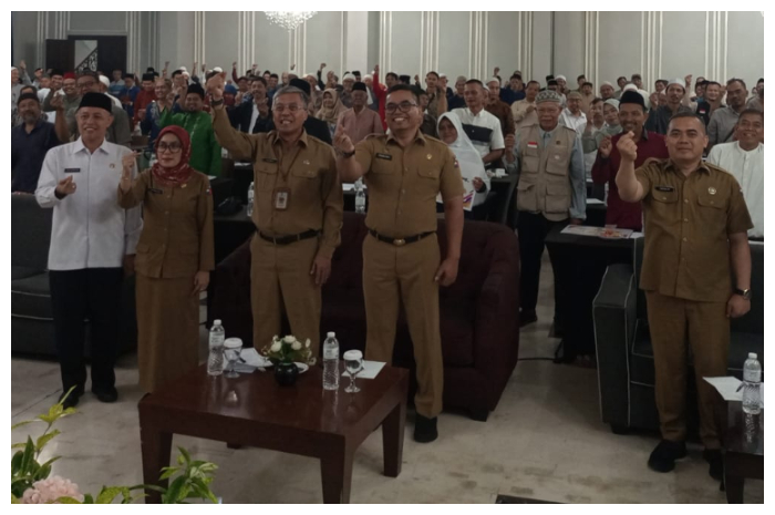 Penyerahan hibah dibarengi dengan sosialisasi kepada para penerima bantuan hibah di Hotel Royal, Senin (24/6/2024).