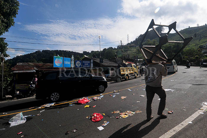 Pemilik membongkar lapak saat dilakukan penertiban di Puncak, Cisarua, Kabupaten Bogor, Jawa Barat. Foto :