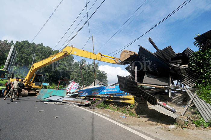 Pembongkaran kios PKL di Puncak, Cisarua, Kabupaten Bogor, Jawa Barat. Foto :