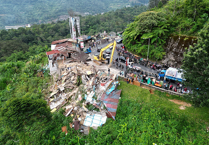Kondisi penertiban kios PKL di kawasan Puncak, Cisarua, Kabupaten Bogor.