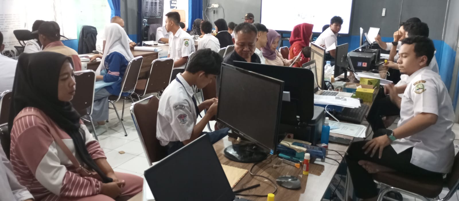 Calon siswa baru mengikuti PPDB tahap dua di SMKN 1 Kemang, yang sudah dimulai sejak Senin (24/6/2024).