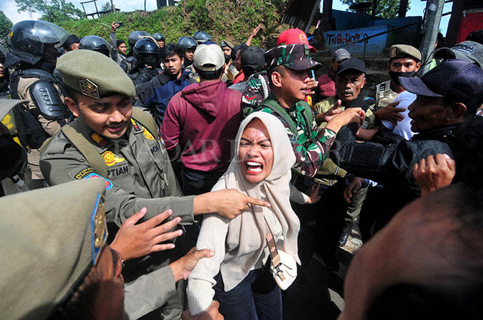 Pemilik kios Pedagang Kaki Lima (PKL) menangis saat dilakukan pembongkaran di jalur Puncak, Cisarua.