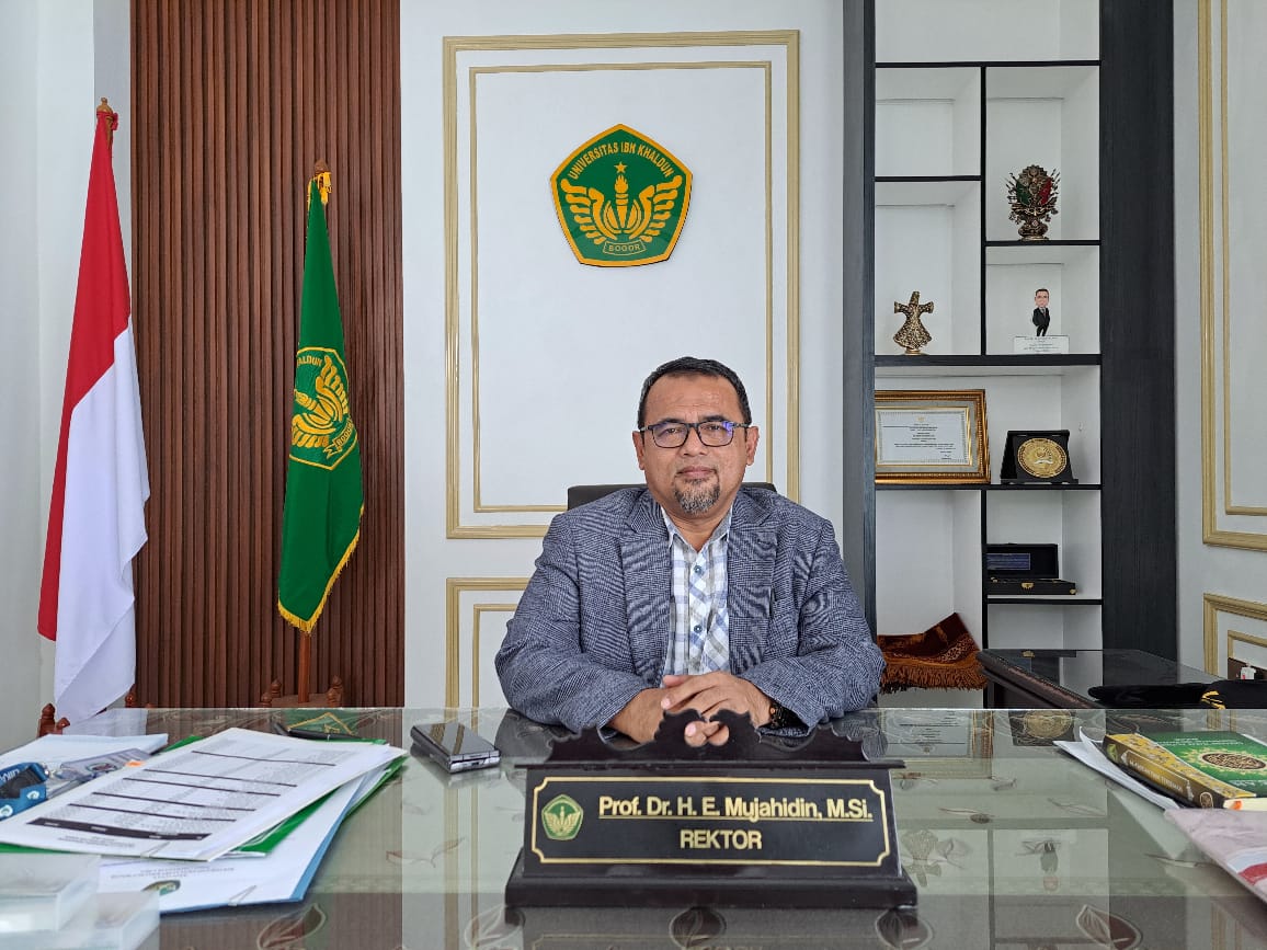 Rektor UIKA Bogor, Prof Endin Mujahidin mempertanyakan rendahnya beasiswa kuliah dari Pemkot Bogor.