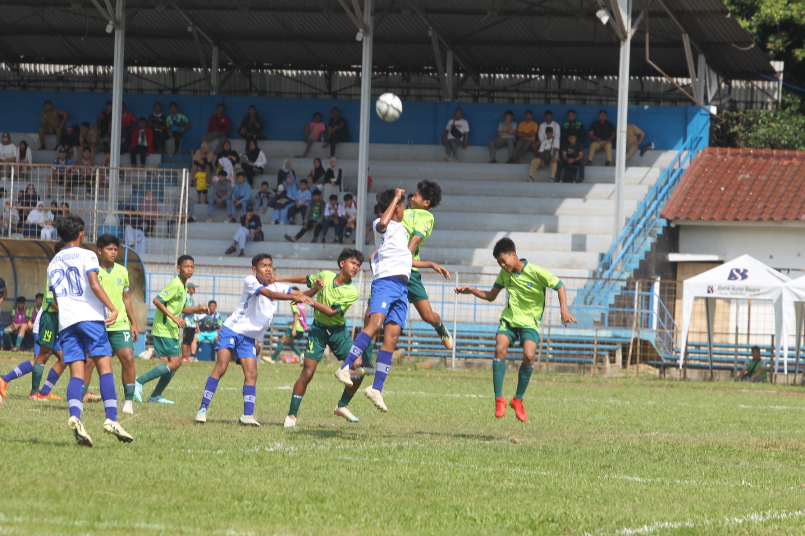Kota Bogor (putih) menang dari Kota Bekasi di Kejurda Jawa Barat U-14. (Sofyansyah/Radar Bogor)