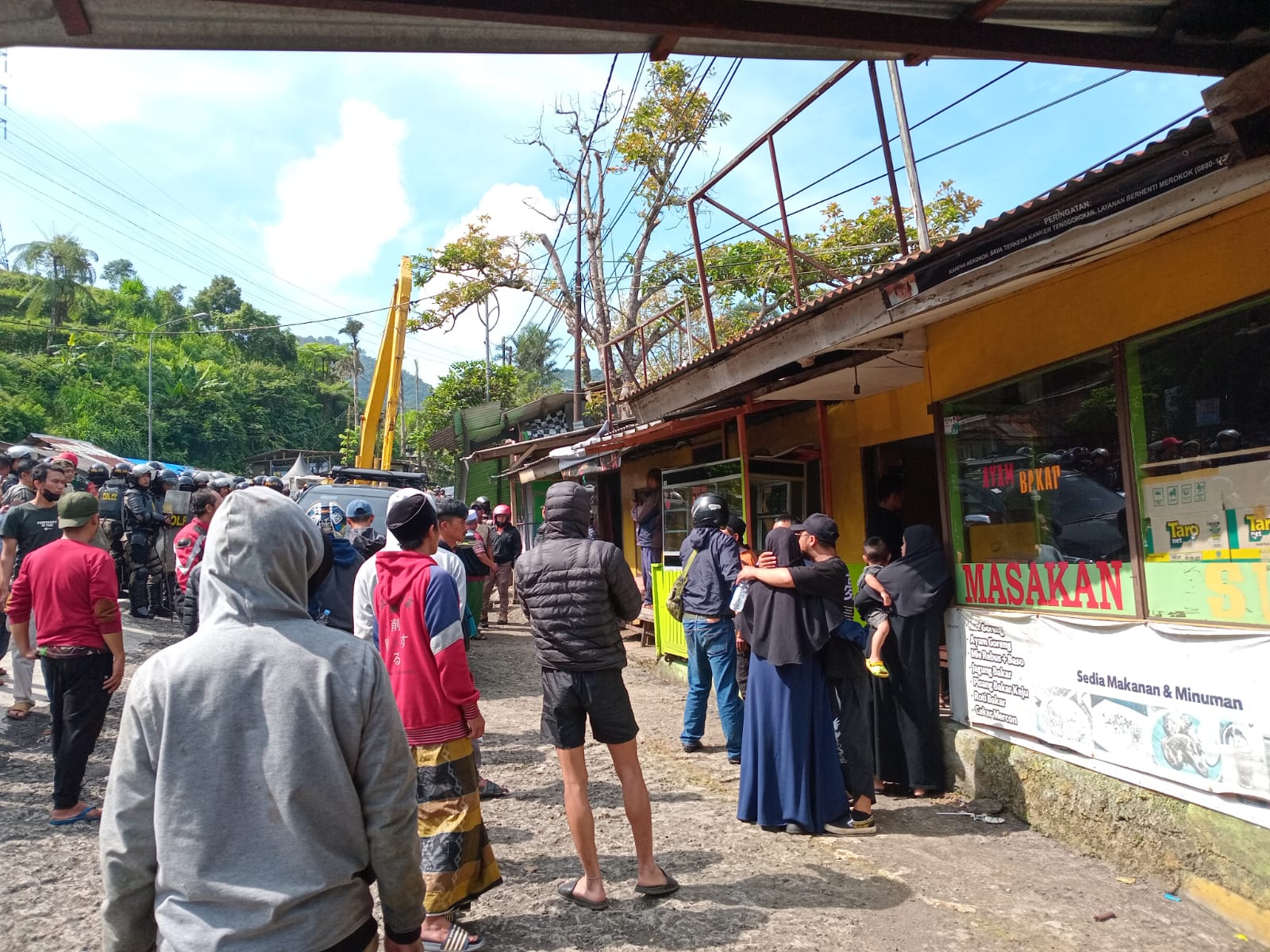 Suasana penertiban lapak PKL di Jalan Raya Puncak, Cisarua, Kabupaten Bogor Senin (24/6/2024).